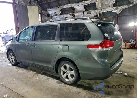 2014 Toyota Sienna Le z USA, uszkodzony, nr VIN 5TDKK3DC1ES463133